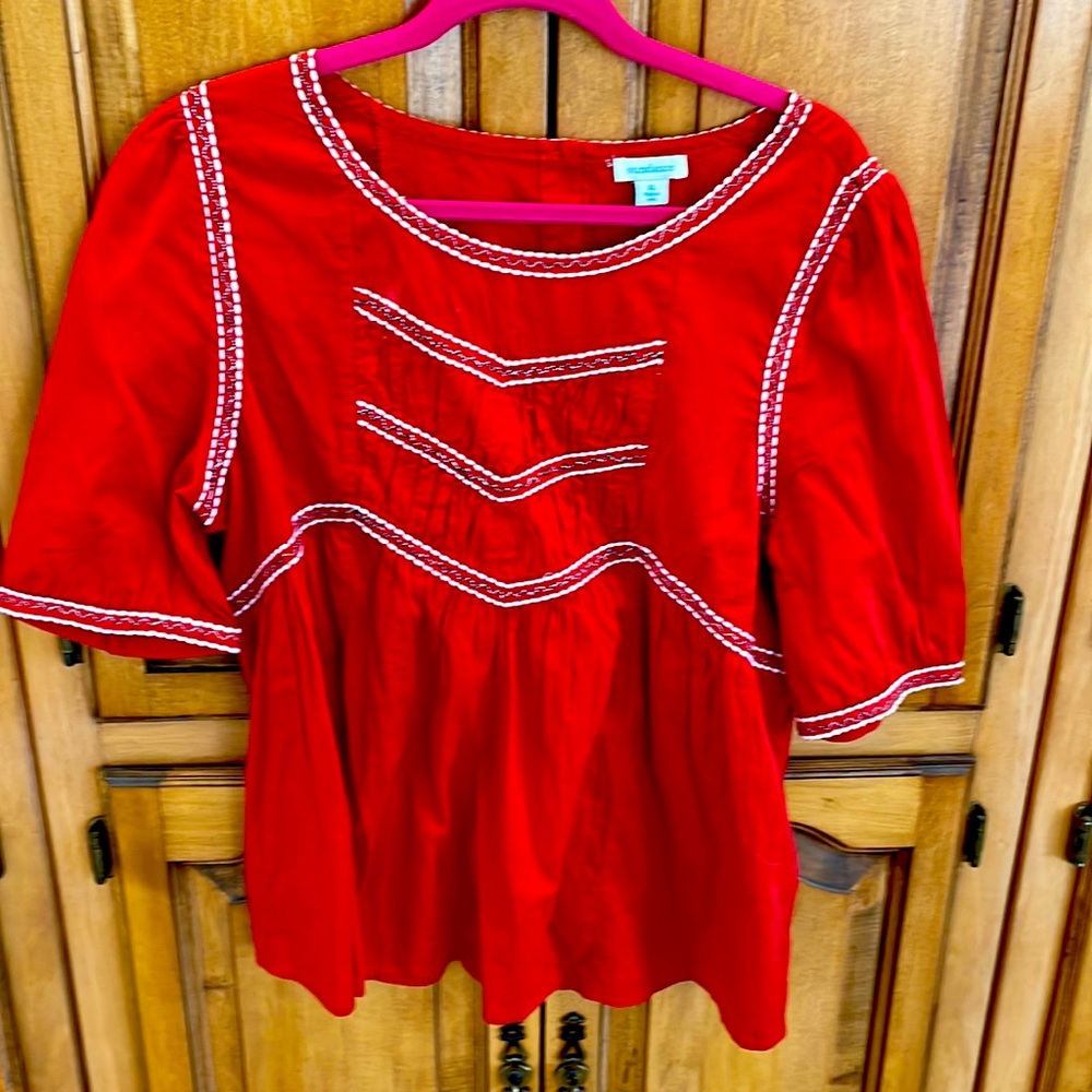 Sundance XL top with detailed stitching throughout.  Has covered button detail.